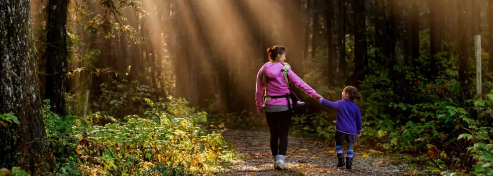 Mutter und Kind bei Waldspaziergang