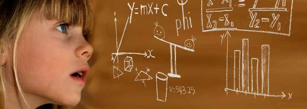 Logisch-mathematischer Lerntyp: Mädchen vor Tafel mit Formeln